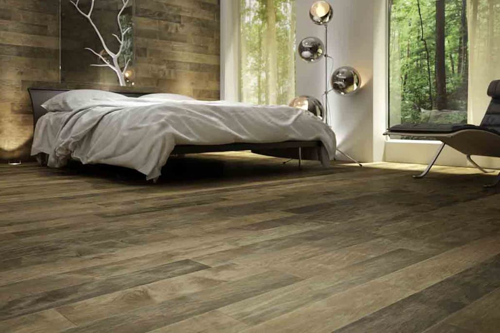Plancher de bois clair dans un intérieur contemporain